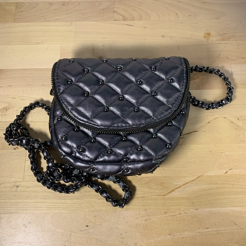 Quilted sling bag with chrome chain